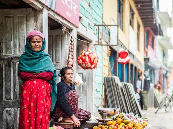 des femmes vendent des fruits dans la rue