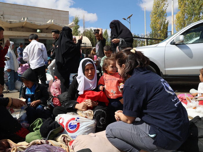 Des milliers de Libanais et de Syriens fuient vers une Syrie déchirée par la guerre. Le PAM fournit des barres de dattes renforcées pour les enfants car les procédures d'entrée prennent beaucoup de temps, environ 2 heures minimum, en raison du grand nombre d'arrivées à la frontière.