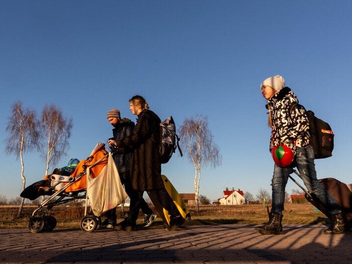people are walking to the Poland border from Ukraine