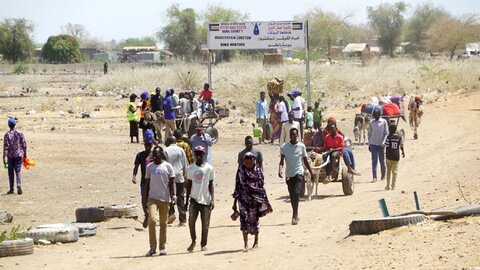 En fuite : des dizaines de milliers de personnes fuient le Soudan en proie au conflit 