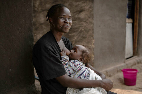 "Je me sens comme la mère la plus fière du monde" : Le PAM soutient l'allaitement en Ouganda