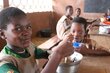 L'alimentation scolaire financée par le gouvernement change la vie des enfants au Bénin: Photo: WFP/George Fominyen
