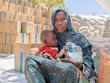 PAM/Lena von Zabern. Une femme du Darfour occidental, arrivée il y a 4 mois avec son bébé de 6 mois à Koulbus. Elle reçoit un traitement du PAM contre la malnutrition 
