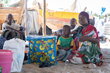 Photo: PAM/Julian Frank. Des déplacés internes nouvellement arrivées attendant à l'ombre, Mozambique, Cabo Delgado.