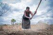 Photo : PAM/Badre Bahaji. Une femme travaillant dans sa ferme. Dans le cadre du projet, elle a été formée à l'agriculture intelligente face au climat.