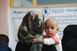 Photo : PAM/Mohammad Hasib Hazinyar. Une mère et sa fille se rendent à la clinique de Bagrami, qui bénéficie du soutien du PAM pour les activités liées à la malnutrition. Elle a amené sa fille souffrant de malnutrition à la clinique pour qu'elle bénéficie du soutien du PAM et d'un supplément nutritionnel. Kaboul, Afghanistan.