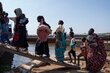 Photo : PAM/Hugh-Rutherford Des familles embarquent sur des bateaux qui les emmèneront vers leur destination finale. Beaucoup de ceux qui traversent la frontière sont des rapatriés sud-soudanais.