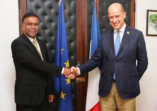 S.E.M Jean-François Pactet, Ambassadeur de France an Sri Lanka, rencontre Abdur Rahim Siddiqui, Representant et Directeur pays du PAM au Sri Lanka, discuter des plans d'amélioration de la sécurité alimentaire et nutritionnelle dans le pays. [Photo de Lakna Paranamanna]