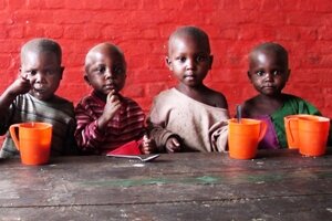 La campagne « une tasse remplie = un enfant nourri » dans le métro parisien