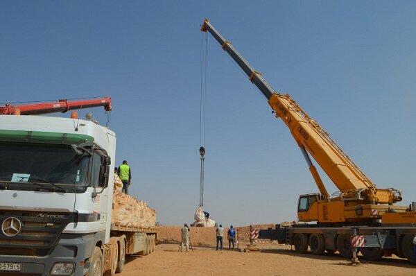 Des grues délivrent une assistance vitale aux Syriens piégés dans la zone frontalière avec la Jordanie