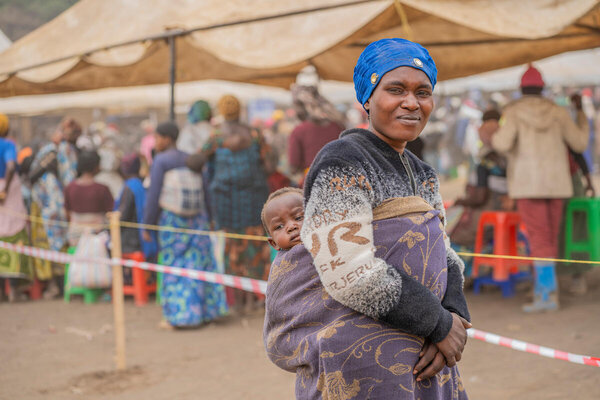PPhoto : PAM/Benjamin Anguandia. Distribution d'une aide alimentaire sous forme de bons d'achat dans l'est de la RDC. 