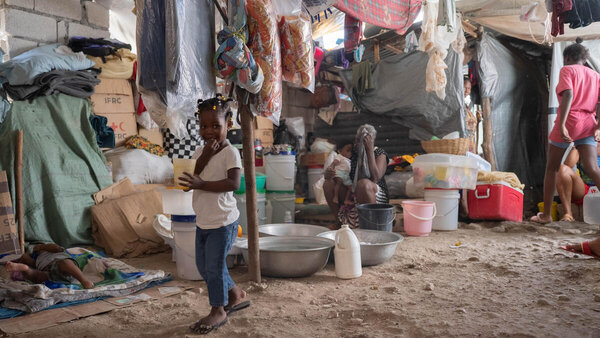 PAM : Photo/Maria Gallar. Des familles vivent dans des conditions insalubres et de surpeuplement à Port-au-Prince, en Haïti.