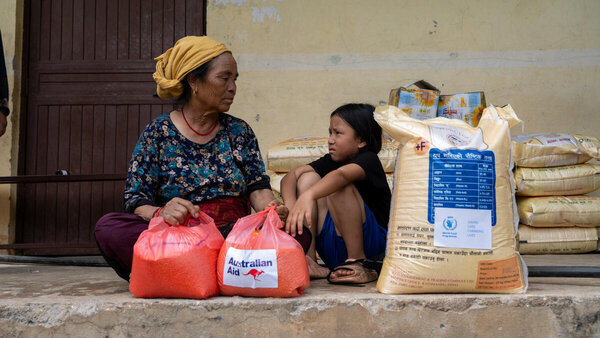 Photo : PAM/Shrawa Shrestha. Distribution de vivres à Archale, dans la commune rurale n° 5 de Kisapang, district de Nuwakot, l'une des zones les plus durement touchées par les inondations, où plusieurs personnes ont perdu la vie.