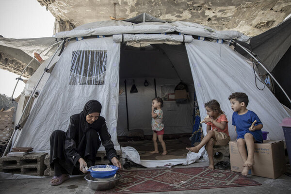 Photo : PAM/Mohamed Hinnawi. « Nous avons passé une semaine entière sans pain. Ce sac de farine représente tout pour moi. Il représente la vie », témoigne une femme vivant aujourd’hui dans le camp de déplacés d’Al Saraya, après avoir perdu trois de ses fils, son mari et sa maison durant la guerre. Sans revenu stable, l’assistance alimentaire lui permet de faire du pain et de préparer des repas simples à base de farine, de riz, de lentilles et de pois chiches.