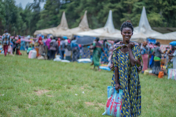 Photo : PAM/Benjamin Anguandia. Grâce à Chakula Sokoni, le PAM apporte une assistance à 21 000 personnes vulnérables en situation d’insécurité alimentaire à Binza, dans le territoire de Rutshuru, au moyen de bons électroniques leur permettant de choisir parmi 21 produits alimentaires sélectionnés, vendus par des commerçants partenaires sous contrat avec le PAM.