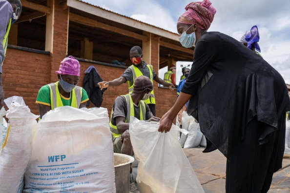 PAM/Badre Bahaji, Le PAM procède à des transferts monétaires aux réfugiés dans le camp de Dzaleka au Malawi pour qu'ils puissent acheter les aliments qu'ils préfèrent sur les marchés locaux.