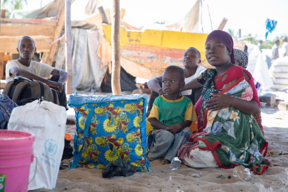 Photo: PAM/Julian Frank. Des déplacés internes nouvellement arrivées attendant à l'ombre, Mozambique, Cabo Delgado.