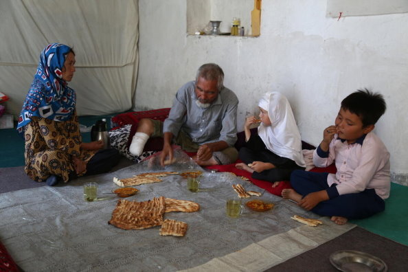 Une famille prend un repas chez elle à Mazar, en Afghanistan, le 15 septembre 2021. Le Programme alimentaire mondial aide les personnes déplacées et les familles vulnérables avec de la nourriture et de l'argent. Photo : PAM/Arete. 