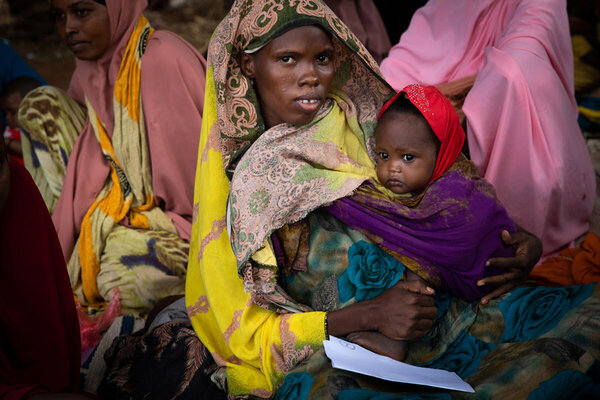 PAM/Samantha Reinders. Une femme attend avec sa fille au centre de santé de Kabasa.