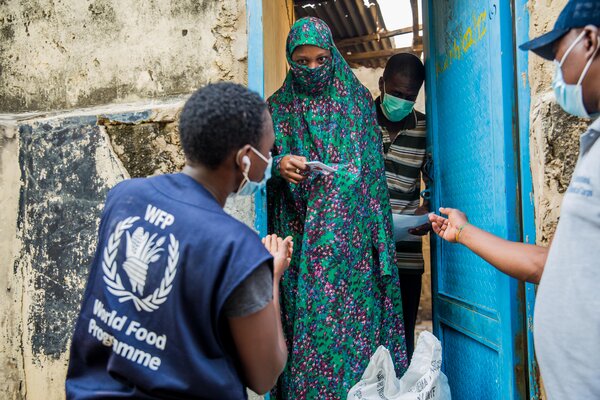 Une bénéficiaire du PAM reçoit sa carte de paiement pour achat d’aliments à Kano, Nigeria.  Photo : PAM/Damilola Onafuwa