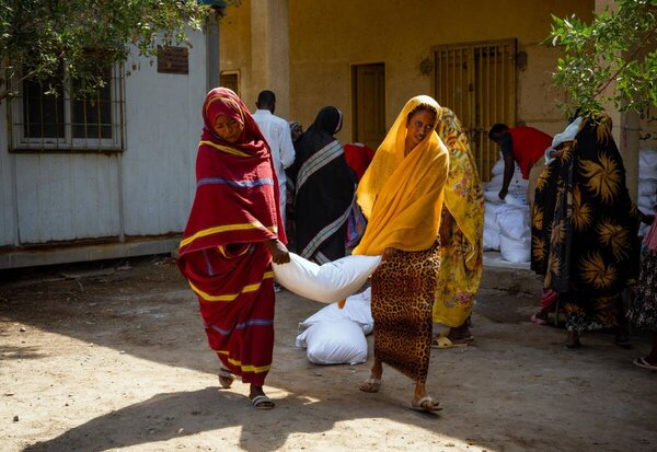 Photo : PAM / bubakar Garelnabei. Le PAM distribue une aide d'urgence aux personnes qui cherchent refuge dans l'école d'Osma Degna à Port-Soudan, après que le conflit se soit étendu à l'État de Gezira.