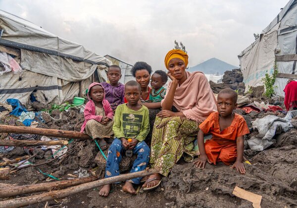 Photo: PAM/ Michael Castofas. Dans le camp de Bulengo, les familles déplacées sont confrontées à un avenir sombre et incertain, les autorités du M23 leur demandant de démanteler leurs abris de fortune.