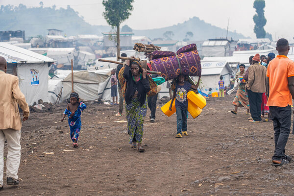 PAM/Michael Castofas. Dans le camp de Bulengo, à la périphérie de Goma, les familles déplacées sont confrontées à un avenir sombre et incertain, les autorités du M23 leur demandant de démanteler leurs abris de fortune.