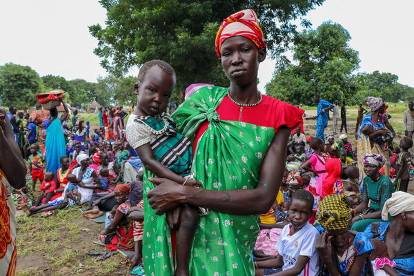 Une femme et un enfant attendant d'être enregistrés dans SCOPE. Photo : PAM/Eulalia Berlanga.