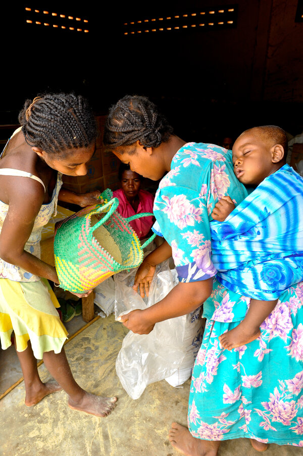 Madagascar: le PAM distribue du Nutributter