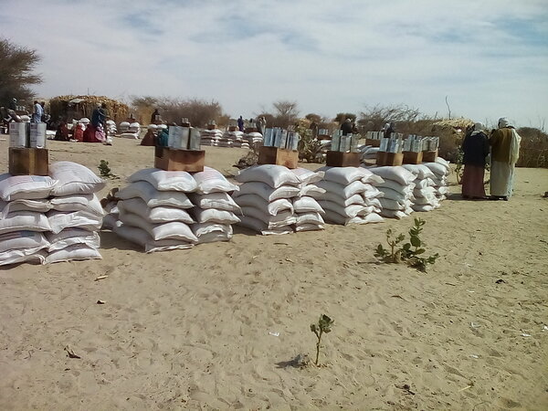 Première assistance alimentaire salvatrice pour des milliers de déplacés récents par les violences de Boko Haram