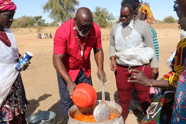 Un célèbre Chef cuisine pour les enfants du Sahel et redonne de l’espoir à des milliers de personnes