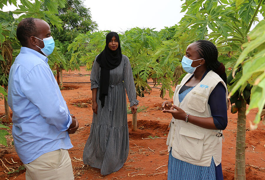 Lynette Watiti (R), Head of WFP's field office in Wajir, speaks with Adan Rago (L) from Wajir County and Farhiya Ahmed, the secretary of the Habiba Farmers Group.