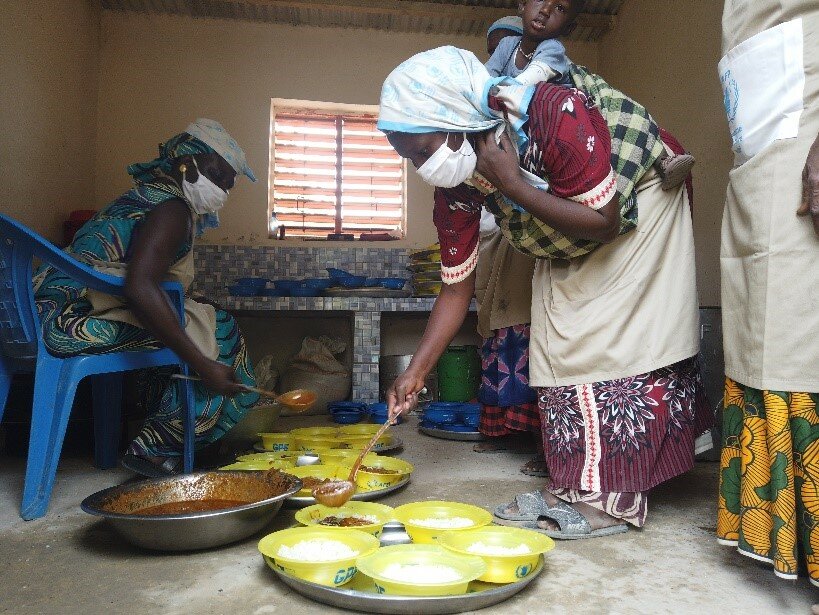 Les volontaires cuisinières de l’école Nguékokh 4 servant des repas. Photo : WFP/ Abba BA