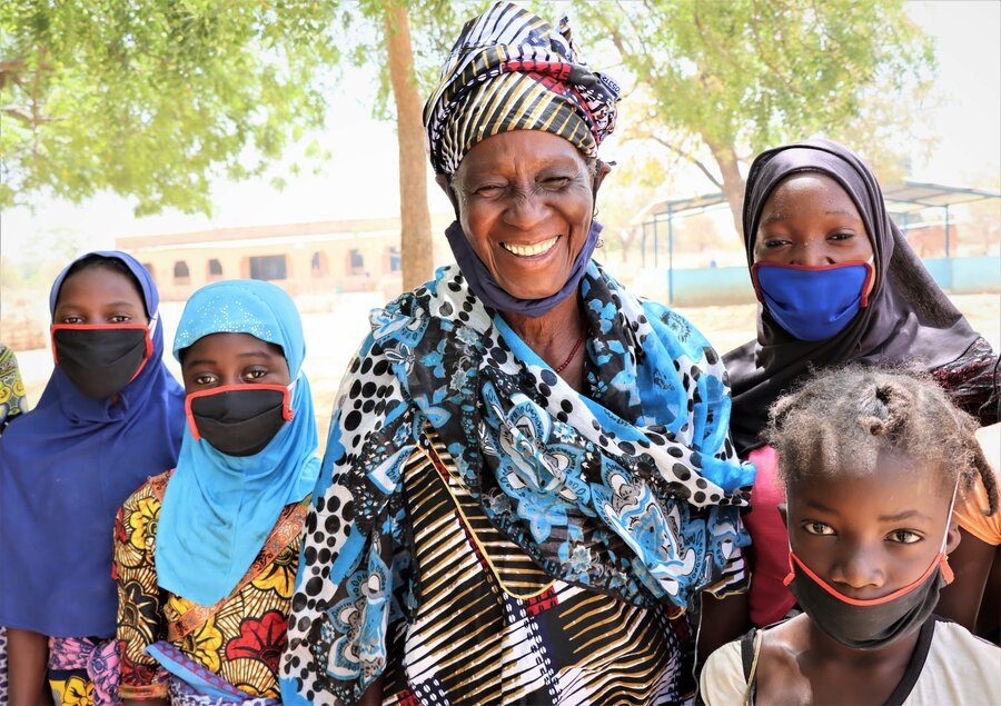 Moussodjai Coulibaly des filles qu’elle a aidé à reintegrer le système educatif. Photo: PAM/Virgo Edgar Ngarbaroum