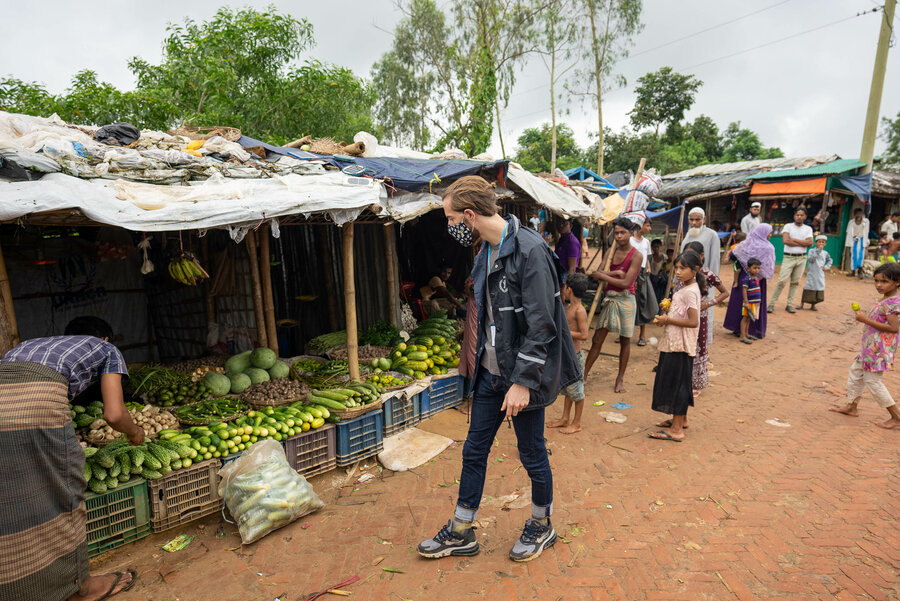 Antoine dans un marché au Bangladesh