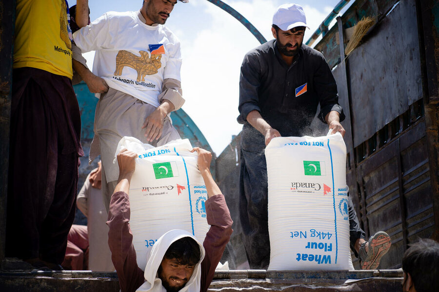A WFP food distribution near Quetta. Photo: WFP/Balach Jamali