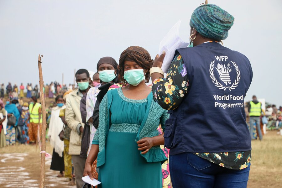 People in eastern DRC wait for their monthly cash assistance. Photo: Benjamin Anguandia