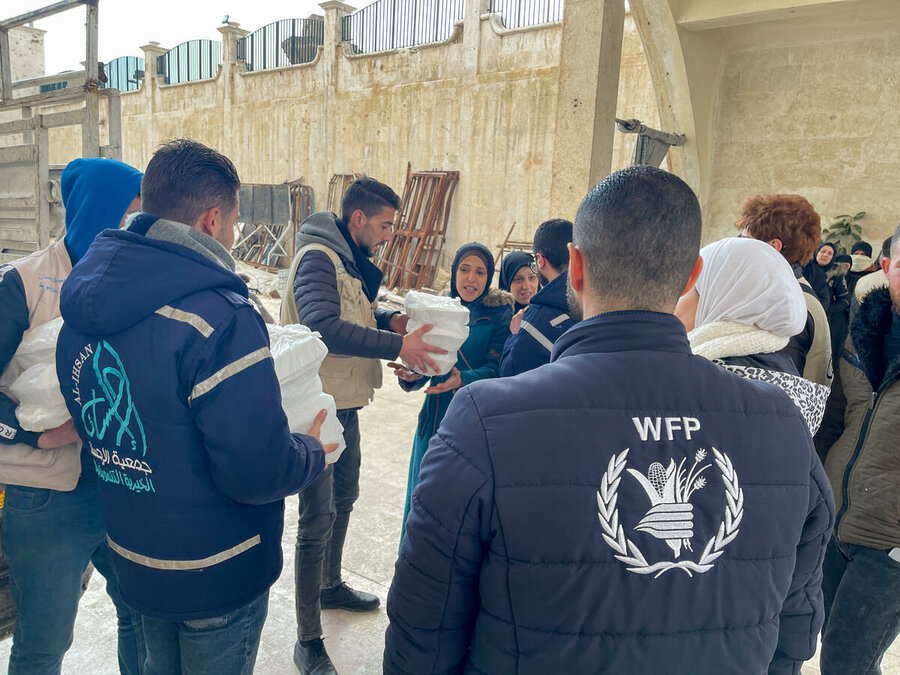 Distribution de nourriture du PAM le 7 février aux personnes déplacées par les tremblements de terre à Alep. Photo : PAM/Photothèque