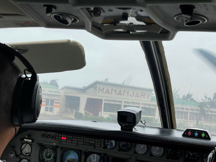 Le premier appareil à desservir l’aéroport de Mananjary, une ville du sud-est de Madagscar régulièrement frappée par les cyclones, a été l’avion d’UNHAS au lendemain de passage du cyclone Batsirai, en février 2022. (PAM/Nejmeddine Halfaoui)