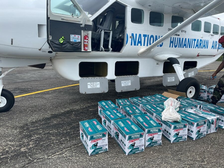 Des kits d’urgence alimentaires acheminés à Mananjary par un avion UNHAS. (PAM/Nejmeddine Halfaoui)