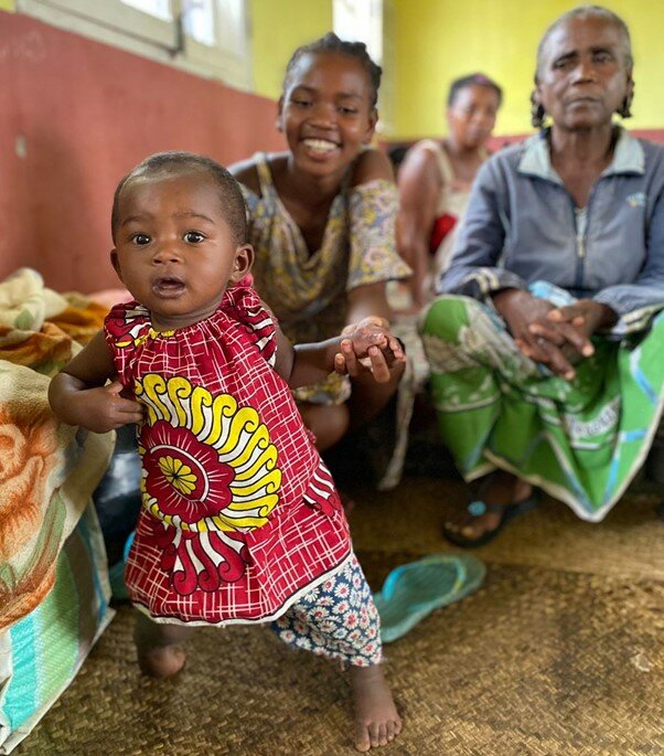 Hortensia, sa fille et sa mère, patientant avec le sourire dans un refuge pour les populations déplacées pour recevoir les vivres du PAM à Mananjary. (PAM/Aina Andrianalizaha)