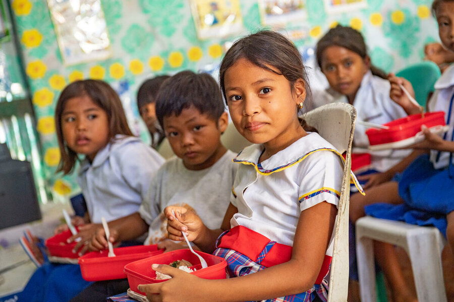 Une école dans la province de Maguindanao, aux Philippines, où le PAM travaille avec le gouvernement sur des repas locaux qui renforcent les producteurs locaux et la communauté, ainsi que les enfants qui reçoivent la nourriture. Photo : PAM/Rein Skuller 