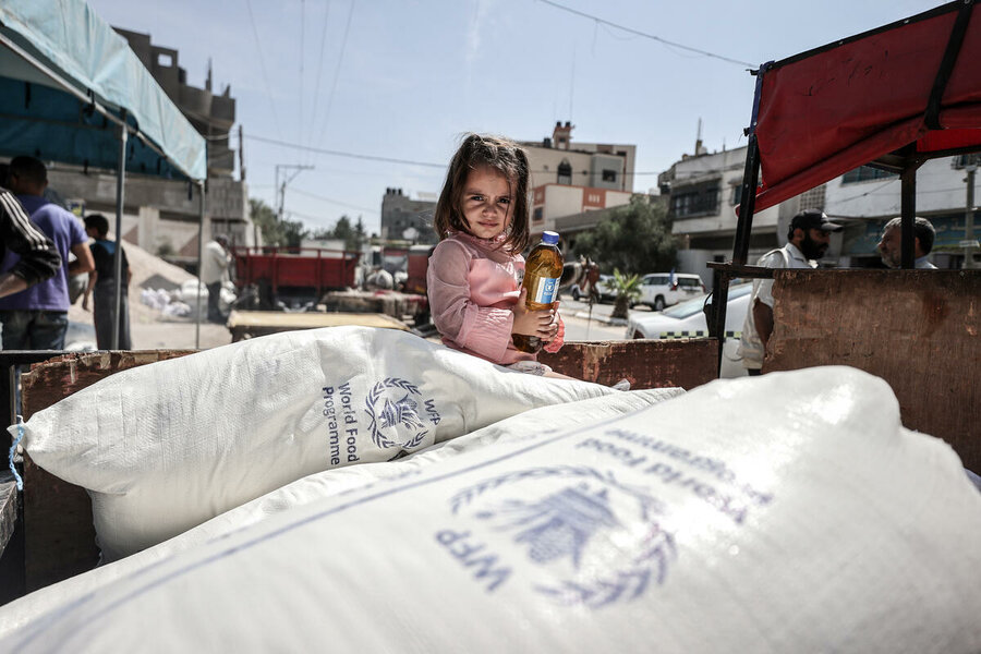 In Gaza, Palestine, Alia's family receive a food pack of olive oil, vegetable oil, lentils, chickpeas, salt and wheat flour from WFP. Photo: WFP/Ali Jadallah