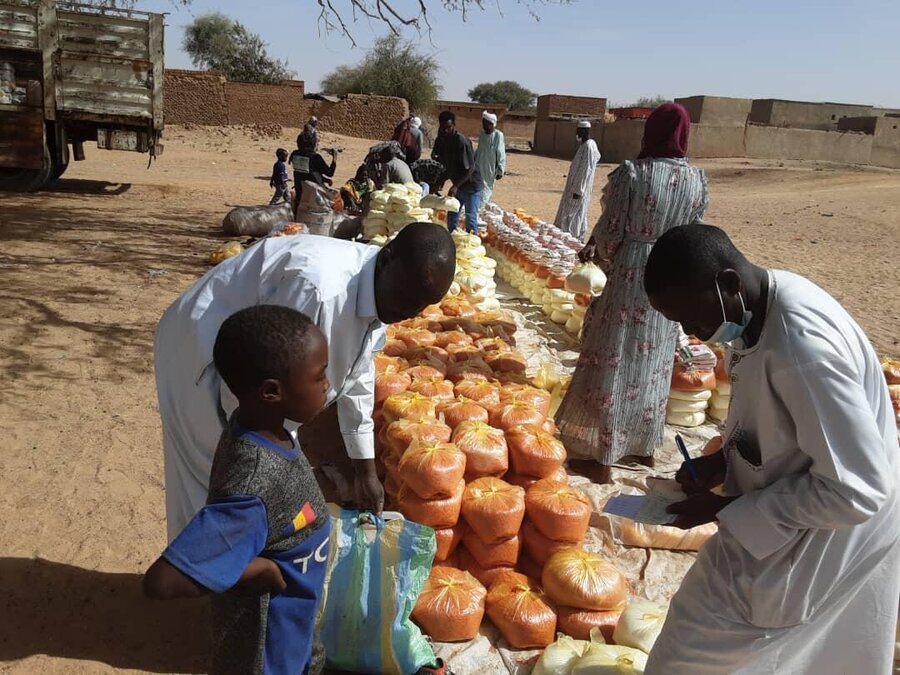 WFP and partner World Relief distribute food in Sudan's Darfur region, where 1.7 million people face emergency hunger levels. Photo: World Vision
