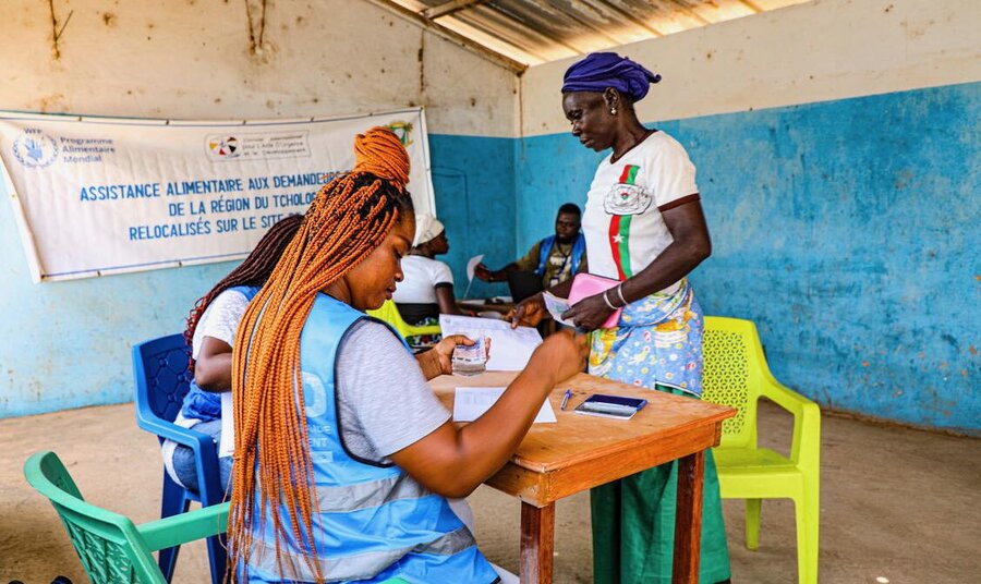 Sahel asylum seekers receive WFP assistance in the northern Ivorian town of Serifesso. Photo: WFP/Richard Mbouet