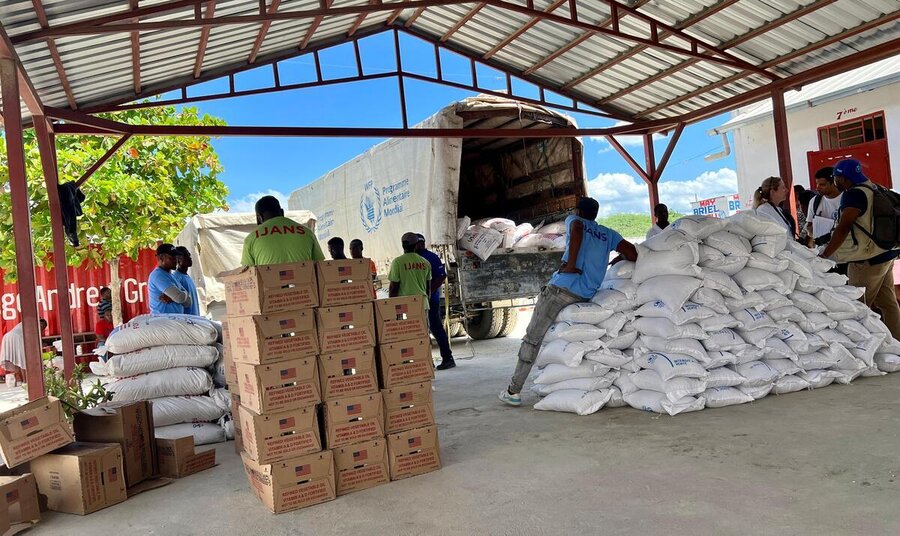 WFP has negotiated access to bring rice, oil and beans to 300 families with school children in Pierre6 and reached 105,000 people across many gang controlled areas of Cite Soliel. When possible, WFP also buys locally grown rice and beans to help Haitian farmers.