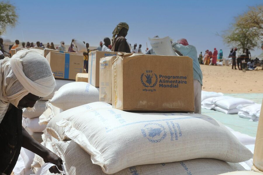 A WFP food distribution in eastern Chad, where refugees and other displaced people are on the frontlines of an expanding hunger crisis. Photo: WFP/Asma Achahboun