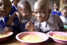 Les repas scolaires favorisent l’éducation et la sécurité alimentaire pour les enfants pendant les crises financières et alimentaires