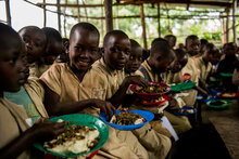COVID-19 : face à la fermeture des écoles, le PAM se prépare à aider les enfants privés de repas scolaires