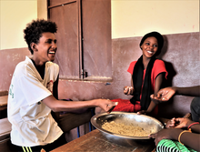 Photo: PAM/Virgo Edgar Ngarbaroum. Des élèves partagent un repas scolaire au nord du Mali.   